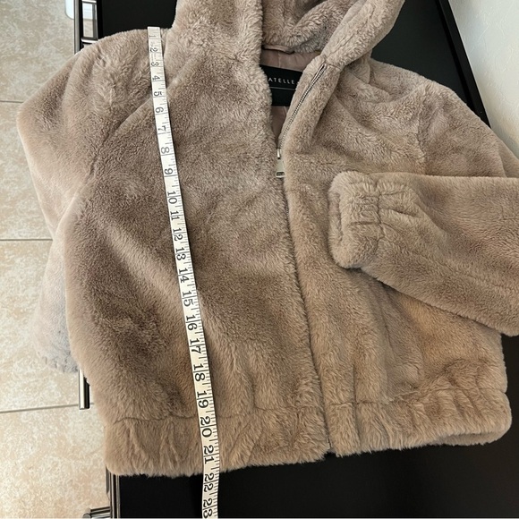 Bagatelle NYC faux fur cropped hooded jacket, taupe, size XS - Picture 6 of 9